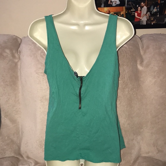 Roxy large green tank with black front pocket zippered back - Picture 4 of 9
